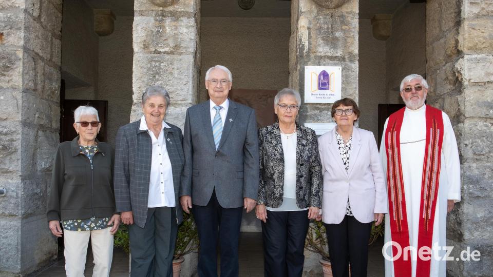 Die eisernen Konfirmanden mit Pfarrer Peter Loos. Bild: Foto Steinbauer/exb