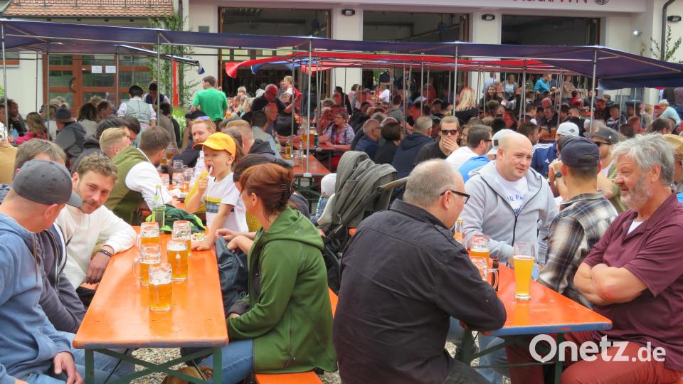 Viele Gäste, gutes Bier und kulinarische Schmankerl machten das Bierfest der Freiwilligen Feuerwehr zum Erfolg. Bild: adj