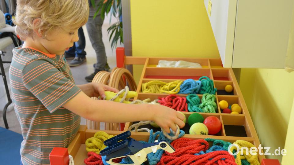 Genügend buntes Therapiematerial stand zum Spielen zur Verfügung. Bild: dob