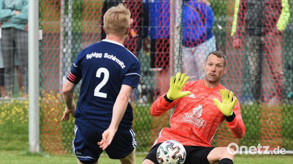 Da helfen auch die großen Augen von Schnaittenbachs Keeper Stefan Schlaffer (rechts) nicht: Schirmitz-Kapitän Sebastian Gmeiner bleibt cool und versenkt zum 2:0 für die SpVgg. Bild: Büttner