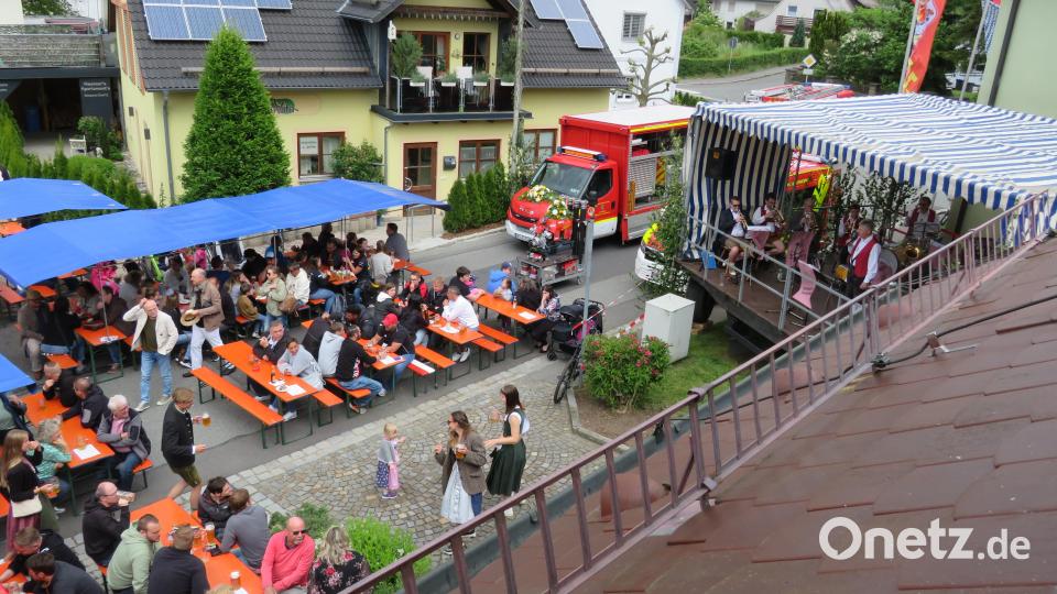 Viele Gäste, gutes Bier und kulinarische Schmankerl machten das Bierfest der Freiwilligen Feuerwehr zum Erfolg. Bild: adj