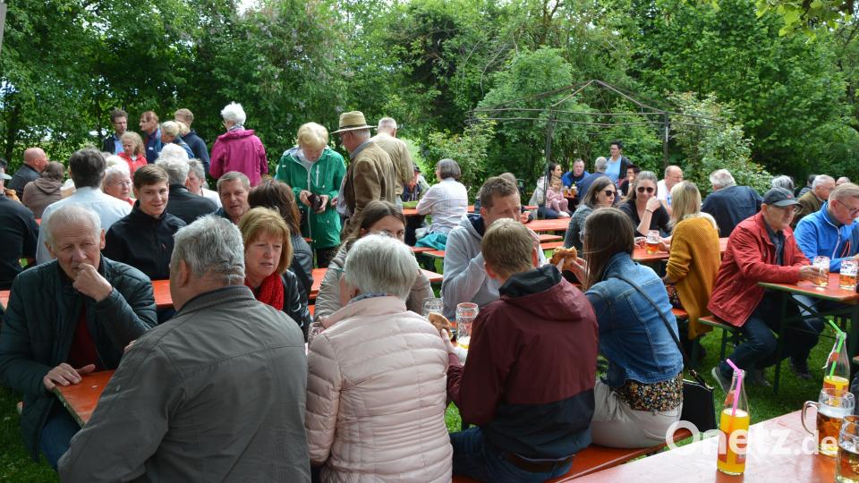 Gut besucht war der Biergarten des „Kapplwirt“ nach dem Gottesdienst. Bild: jr