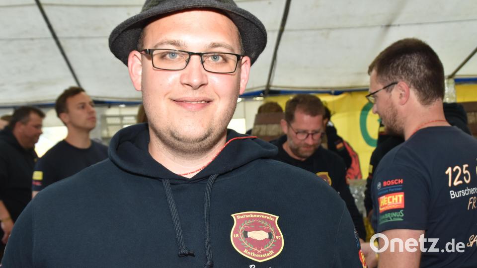 Burschenvereinsvorsitzender Benjamin Hösl hatte &quot;mit so einem Andrang nicht gerechnet&quot;, obwohl bereits der Vorverkauf &quot;super gelaufen&quot; war. Bild: hcz
