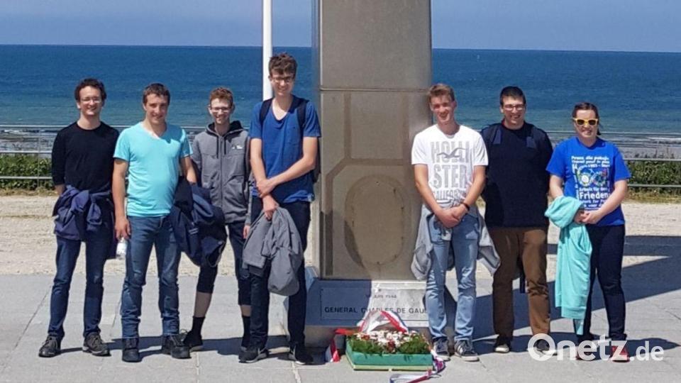 Das riesige Kreuz erinnert am Strand von Courseulles-sur-Mer an die Landung der Alliierten und die vielen Opfer des letzten Kriegsjahres. Bild: Judith Lehner