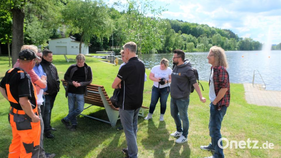 Zu einem Ortstermin traf sich das Orga-Team des Festivals am Badestrand des Rußweihers Bild: do