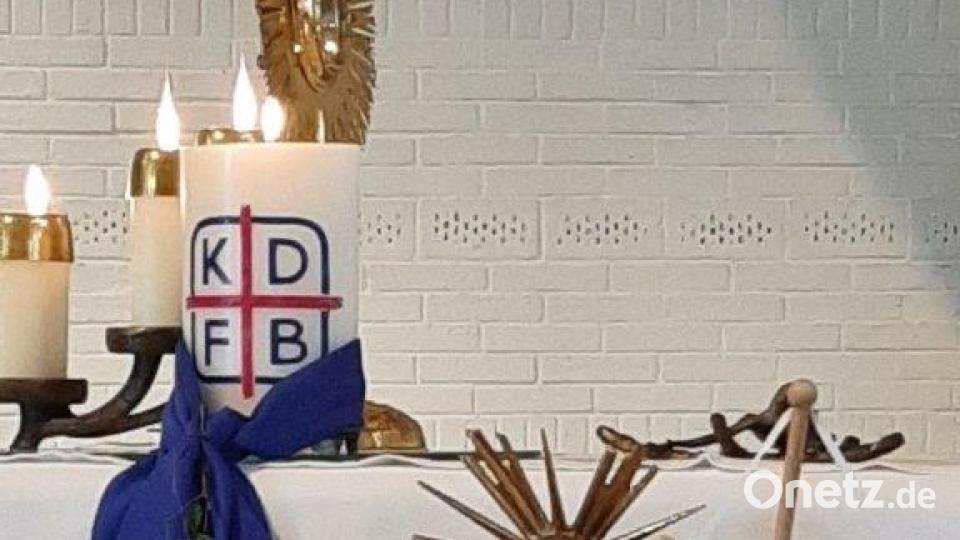 Die neu geweihte Frauenbundkerze, gestaltet von Mariele Geitner. Bild: mof