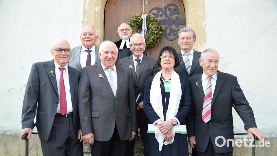 1962 haben diese Christen bei Pfarrer Otto Dietrich Konfirmation gefeiert. Bild: wku