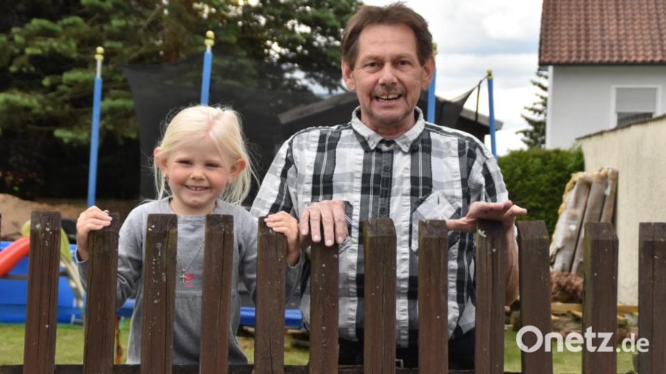 Zaungäste beim Festzug: die kleine Alice und ihr Opa. Bild: hcz