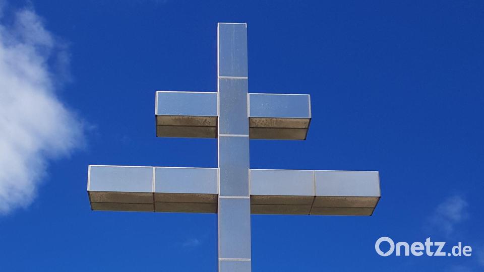 Das riesige Kreuz erinnert am Strand von Courseulles-sur-Mer an die Landung der Alliierten und die vielen Opfer des letzten Kriegsjahres. Bild: Judith Lehner