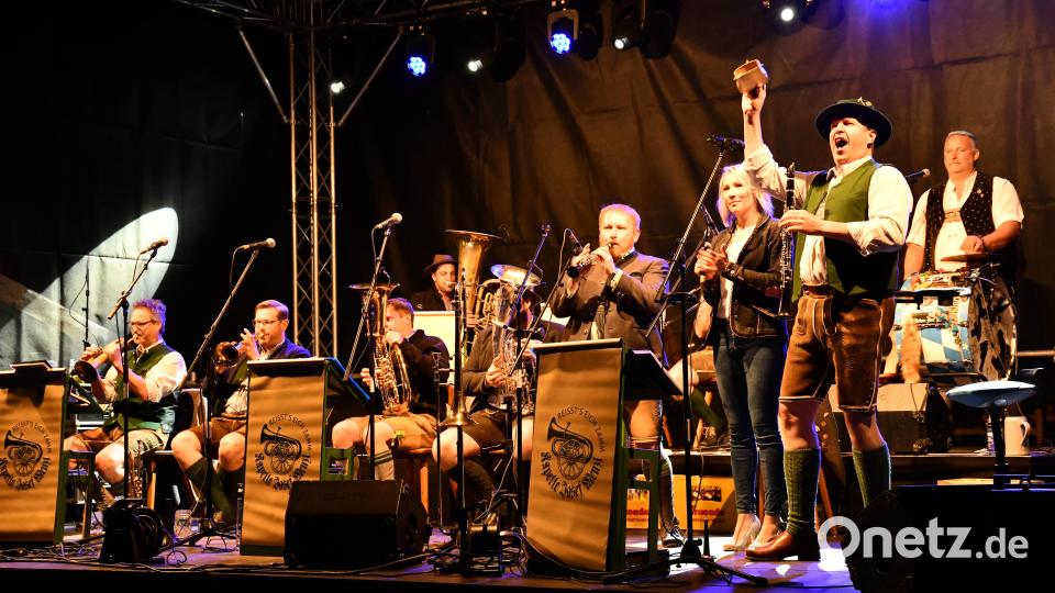 Heizten ordentlich ein: Die Profimusiker der Kapelle Josef Menzl. Bild: Freya Stoeckl