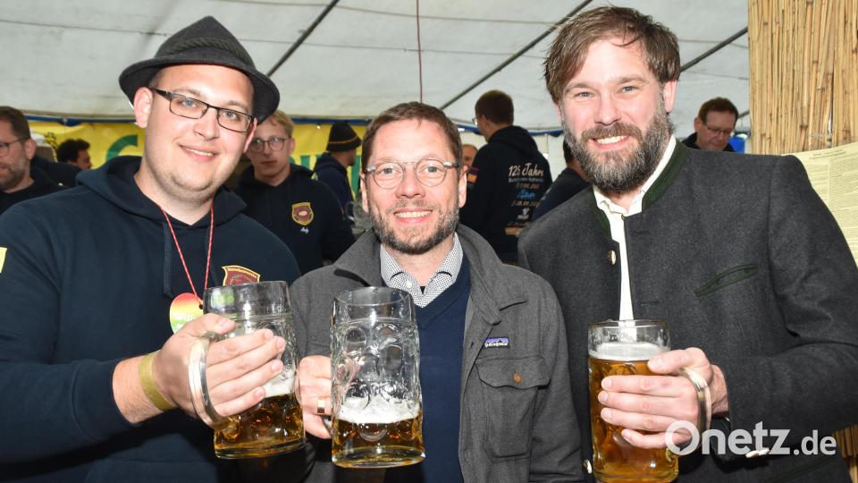 Festleiter und Burschenvereins- Chef Benjamin Hösl mit Gambrinus- Chef Steffen Hartmann und Markus Bäumler (v.l.). Bild: hcz