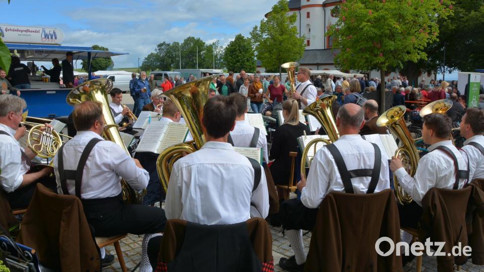 Die Münchenreuther Bauernkapelle unter Leitung von Peter Fuhrmann spielte zum Frühschoppen groß auf. Bild: jr