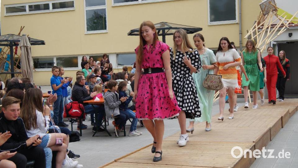 Ein echter Hingucker: Die Modenschau mit Kleidern aus den vergangenen 60 Jahren mit Schülerinnen und Schülern als Models. Bild: wel
