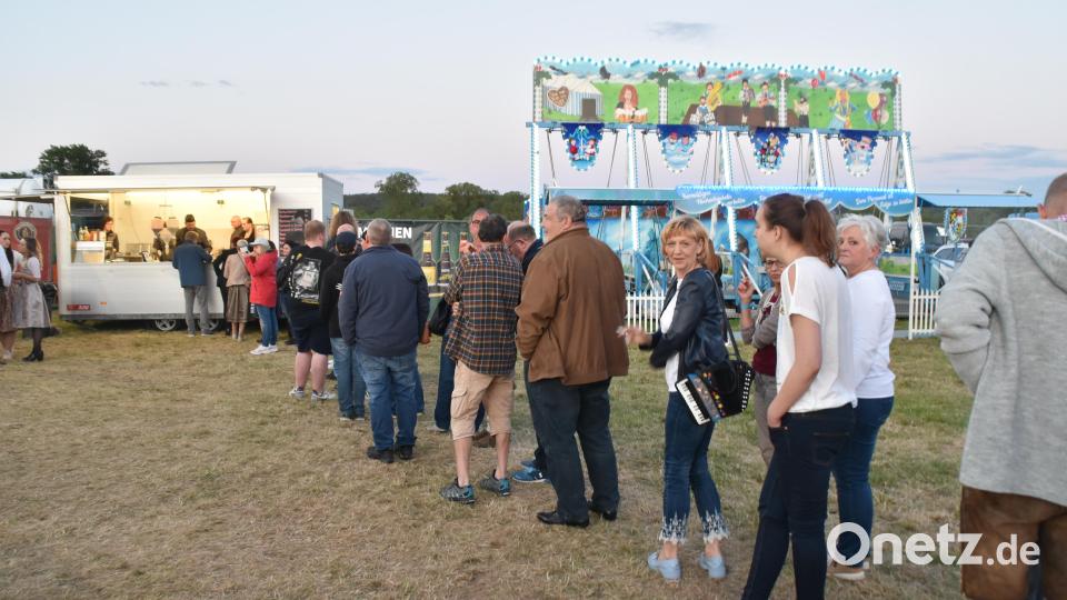 Der Speisen-Kiosk war zeitweise kernig überlastet. Es gab 30 Meter lange Warteschlangen. Trotzdem schmeckte es allen.. Bild: hcz