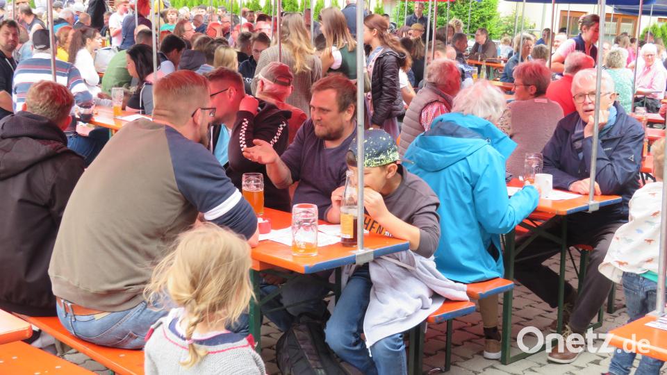 Viele Gäste, gutes Bier und kulinarische Schmankerl machten das Bierfest der Freiwilligen Feuerwehr zum Erfolg. Bild: adj