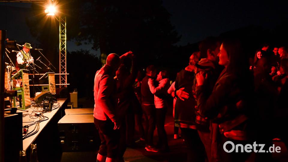 Die Kapelle Josef Menzl war ein Zugpferd: 1200 Fans kamen zur Nordgauhalle und tanzten ausgelassen. Bild: Freya Stoeckl