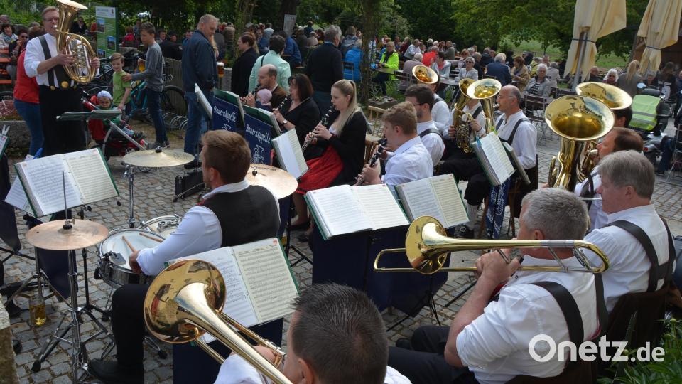 Die Münchenreuther Bauernkapelle unter Leitung von Peter Fuhrmann spielte zum Frühschoppen groß auf. Bild: jr