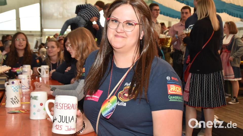 Festbraut Julia Biebl. Die Chefin der 22 Festdamen, ist die Freundin des Vorsitzenden, die Schwester des Kassiers und die Tochter von Ehrenvorsitzendem Markus Biebl. Mit der Heirat wird es aber so schnell nichts. Denn dann wäre Benjamin Hösl nicht mehr beim Burschenverein dabei. Das Fest war &quot;geil&quot;, meint die 21-Jährige. Bild: hcz