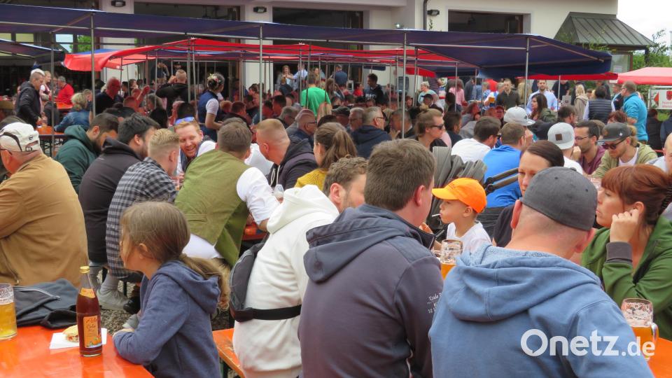 Viele Gäste, gutes Bier und kulinarische Schmankerl machten das Bierfest der Freiwilligen Feuerwehr zum Erfolg. Bild: adj