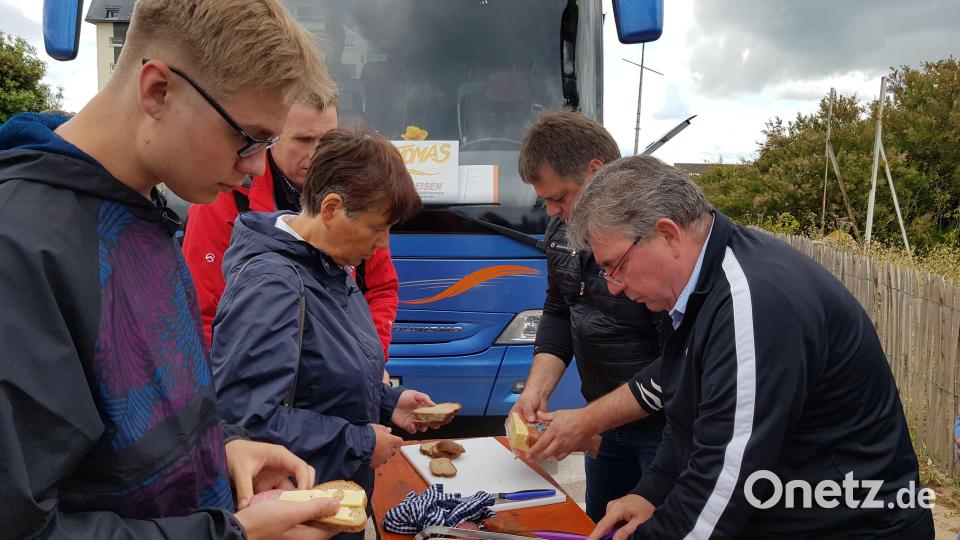 Fast jeden Mittag gibt es &quot;Brotzeit am Bus&quot; für Teilnehmer und Projektleiter - mal mit warmen Wienern, mal mit Wurst und Käse und immer mit Kuchen zur Nachspeise. Bild: Judith Lehner