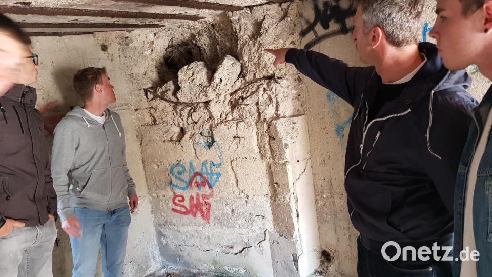 In Courseulles-sur-Mer trauen sich einige Projektteilnehmer in einen abgesackten Bunker hinein. Bild: Judith Lehner