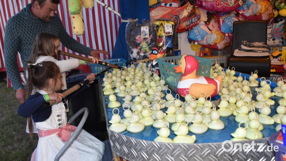 Beim &quot;.Entenfangen&quot;. Ein kleines Volksfest war vor dem Festzelt zu finden. Kinder hatten ihren Spaß. Bild: hcz