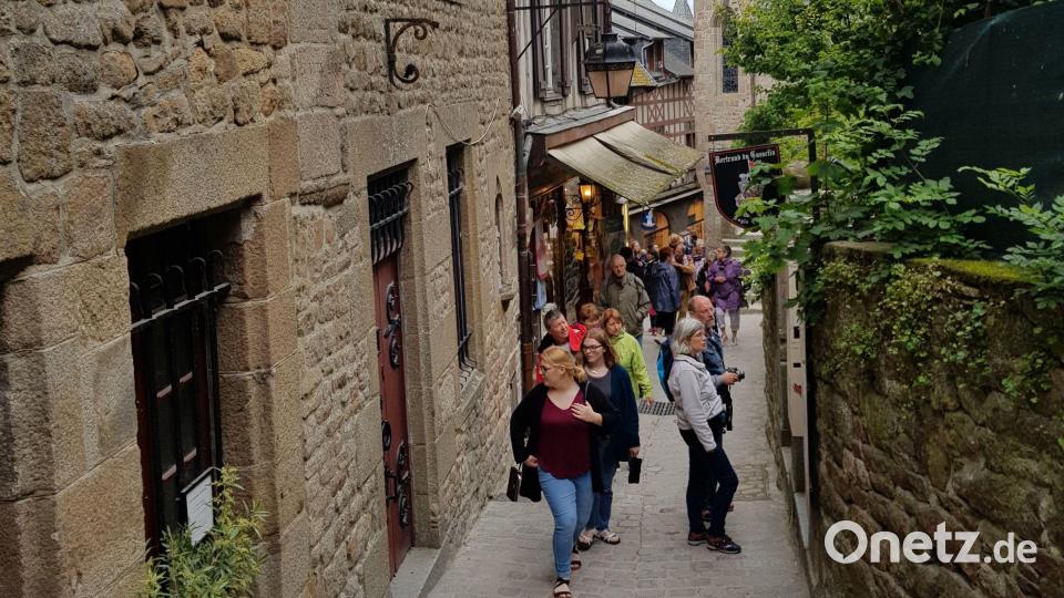 Stets bergauf geht es durch die Gassen des Mont-Saint-Michel bis hinauf zur Abtei. Bild: Judith Lehner