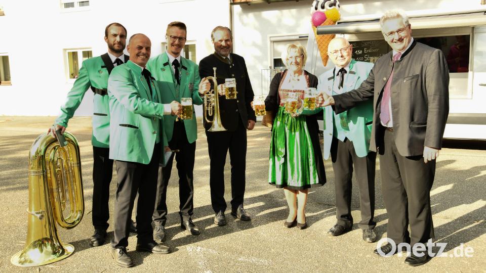Glückwünsche überbrachten dem Vorsitzenden Joseph Ferstl (Zweiter von rechts) Bürgermeister Frank Zeitler (Mitte), Zweite Bürgermeisterin Irene Ehemann (Dritte von rechts) und Stadtpfarrer Hannes Lorenz (rechts). Bild: Freya Stoeckl