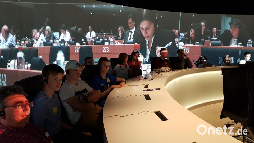 Sich einmal wie ein Europa-Abgeordneter fühlen: Das können Besucher im Parlament der europäischen Union. Bild: Judith Lehner