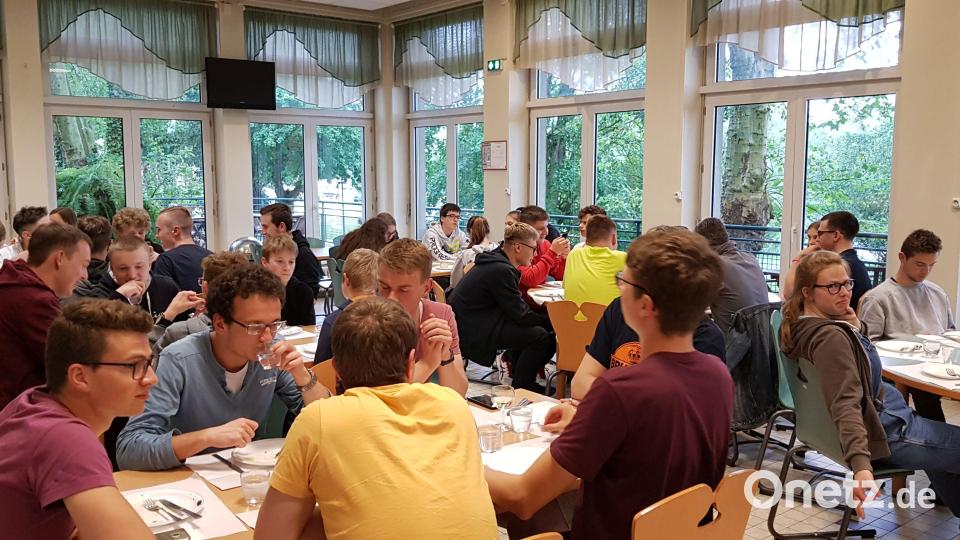 Nach Ankunft am Zwischenübernachtungsort in Metz gibt es erst einmal Abendessen. Bild: Judith Lehner
