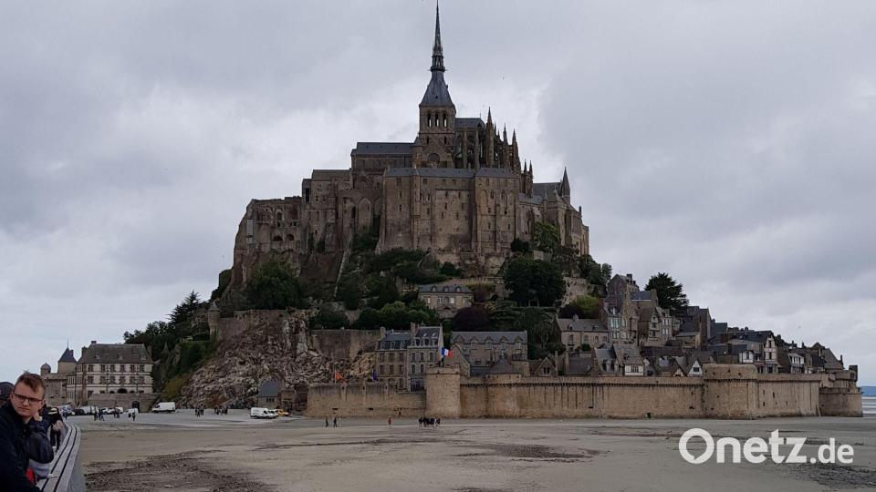 Vor der weltberühmten Insel Mont-Saint-Michel erstreckt sich der Atlantik. Bei Ebbe kann man hier auf dem Meeresgrund zur Insel wandern. Bild: Judith Lehner