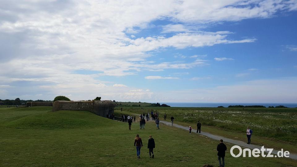 Die Jugendlichen erkunden die Geschützstellung Longues-sur-Mer. Bild: Judith Lehner
