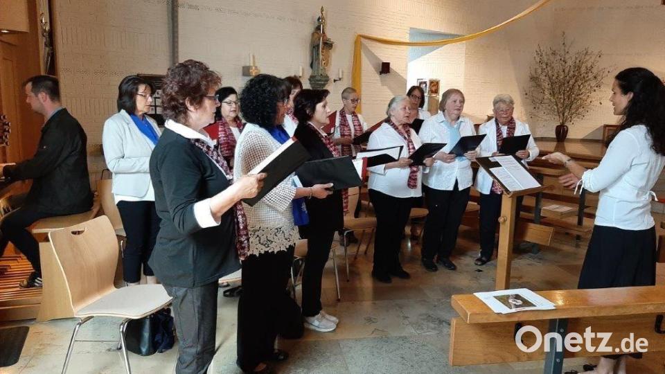Der Ammerthaler Frauenchor unter der Leitung von Ulrike Bauer, mit Roland Nitzbon an der Orgel. Bild: mof