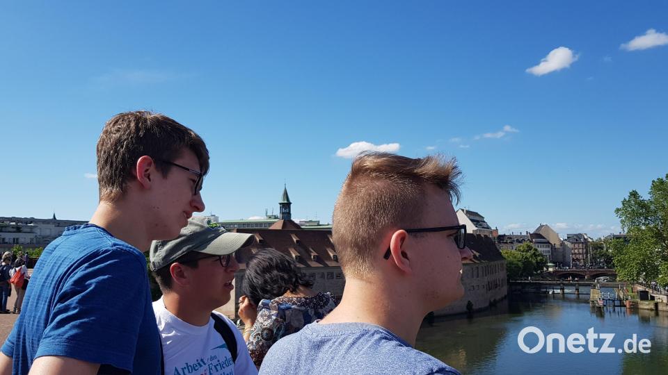 Paul (Mitte) ist der einzige französische Projektteilnehmer. Der 21-Jährige studiert in Straßburg Geschichte - und kann den anderen Jugendlichen deshalb viel zeigen in der schönen Stadt an der Île. Bild: Judith Lehner