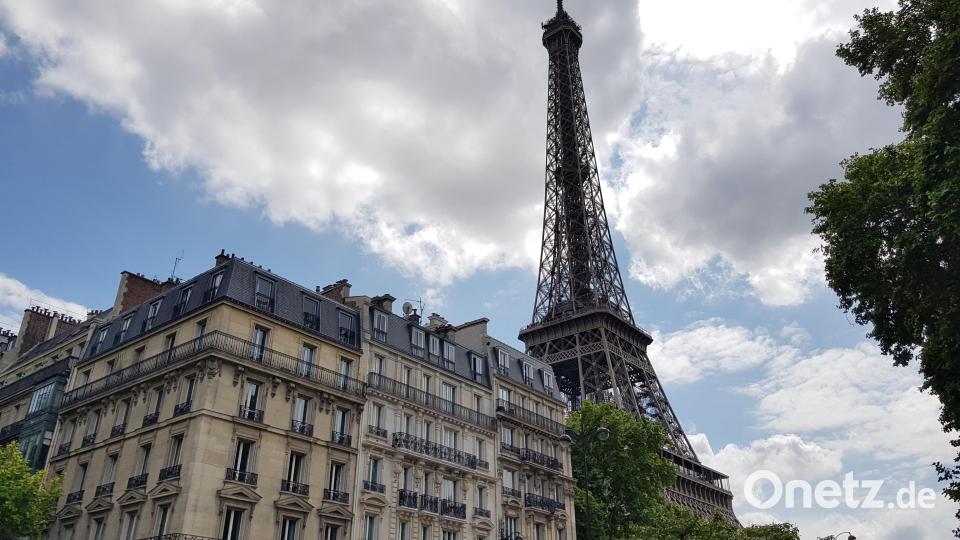 In Paris angekommen geht es erst mal zu dem berühmtesten Wahrzeichen der Stadt: dem Eiffelturm. Bild: Judith Lehner