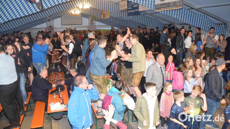 Riesenstimmung im Festzelt. Bei den &quot;Urwaldlern&quot; hält es kaum einen Besucher auf dem Sitz. Bild: fz