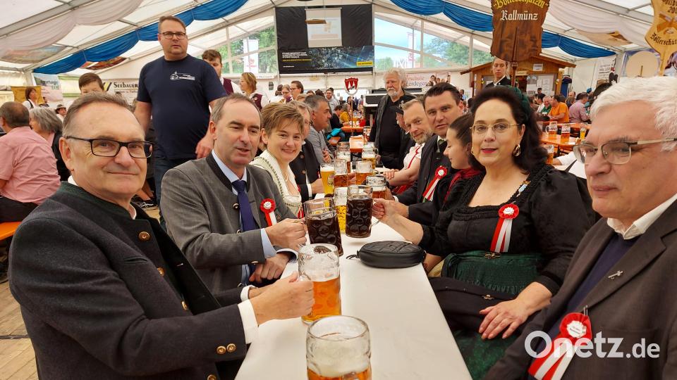 Anstoß nach dem Schießen am Buchberg im Festzelt: (von links) Festleiter Herbert Braun, Wirtschaftsminister Hubert Aiwanger, Bürgermeisterin Sonja Meier, Landrat Thomas Ebeling, Intendantin Sissy Thammer und Pfarrer Eugen Wismeth. Bild: lg