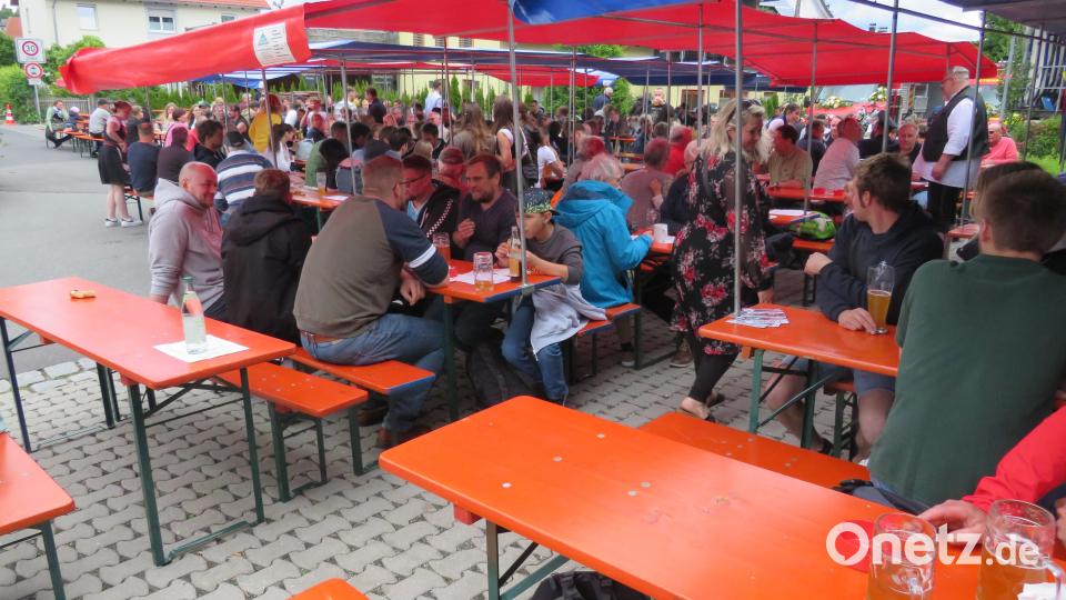 Viele Gäste, gutes Bier und kulinarische Schmankerl machten das Bierfest der Freiwilligen Feuerwehr zum Erfolg. Bild: adj