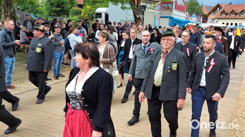 Einzug in das Festzelt nach dem Böllerschießen am Buchberg. Bild: lg