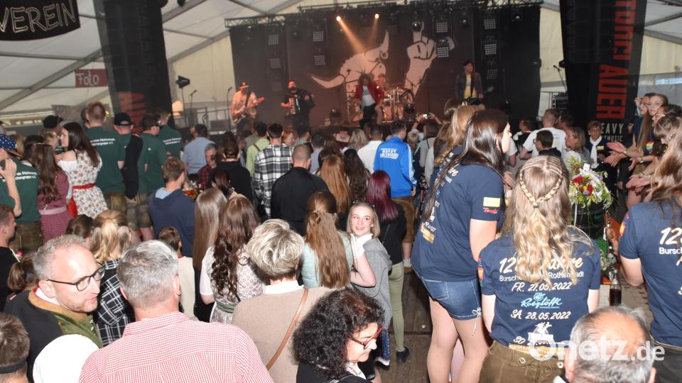 Höllenstimmung im Festzelt Bild: hcz