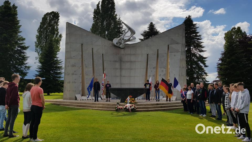 Am polnischen Soldatenfriedhof in Urville ist die zweite Gedenkfeier - ganz anders als die französische. Denn für die Polen war das Ende des zweiten Weltkriegs noch nicht der Beginn von Frieden und Freiheit. Bild: Judith Lehner