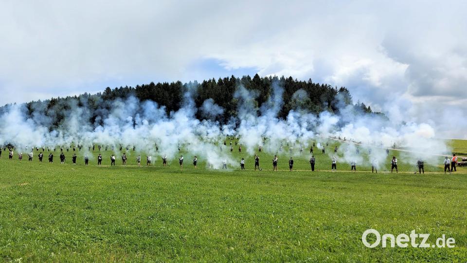 Die Hanglage des Buchbergs bot ideale Bedingungen für die Ausrichtung des 23. Oberpfälzer Böllerschießens. Flächenfeuer, Reihensalut und Echoschuss waren waren besondere Programmpunkte. Bild: lg