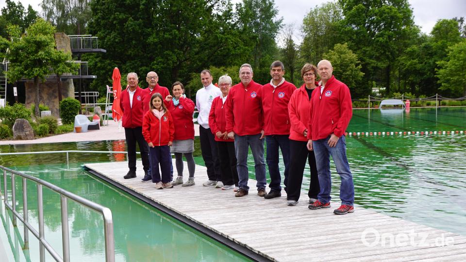 Die Wasserwacht der Ortsgruppe Immenreuth steht mit Bademeister Kai Wolf (Fünfter von links) für einen großen Saisonstart bereit. Bild: bkr