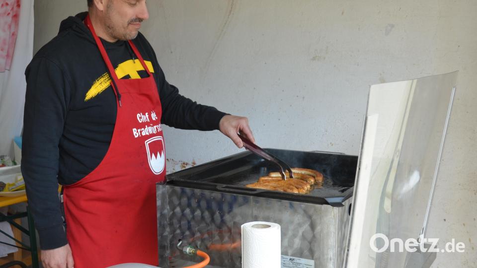 SFZ-Rektor Michael Raab war am Samstag der Grillmeister. Bild: dob