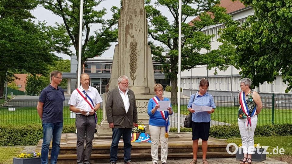 In Diemeringen der französischen Partnerstadt des Jugendprojekts, gedenken die Projektteilnehmer der Toten des ersten und zweiten Weltkriegs - auf französische Art und Weise. Bild: Judith Lehner