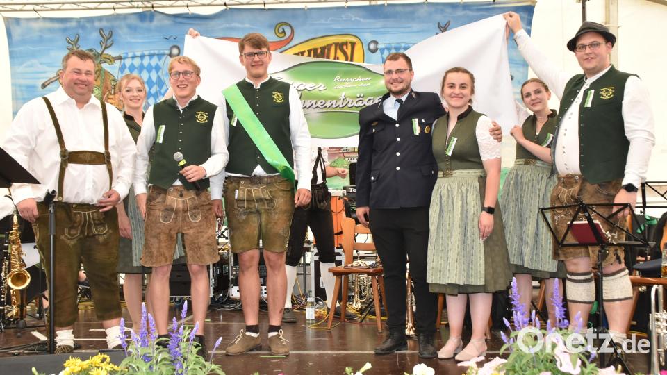 Ein neuer &quot;Super-Fahnenträger&quot;: Andreas Lehner (Vierter von links) zusammen mit der Jury. Von links: Lothar Eismann, Elisa Bäumler, Andreas Schramek, und (von rechts) Benjamin Hösl, Sophie Kellner, Rebecca Eismann und Michael Hösl. Bild: hcz