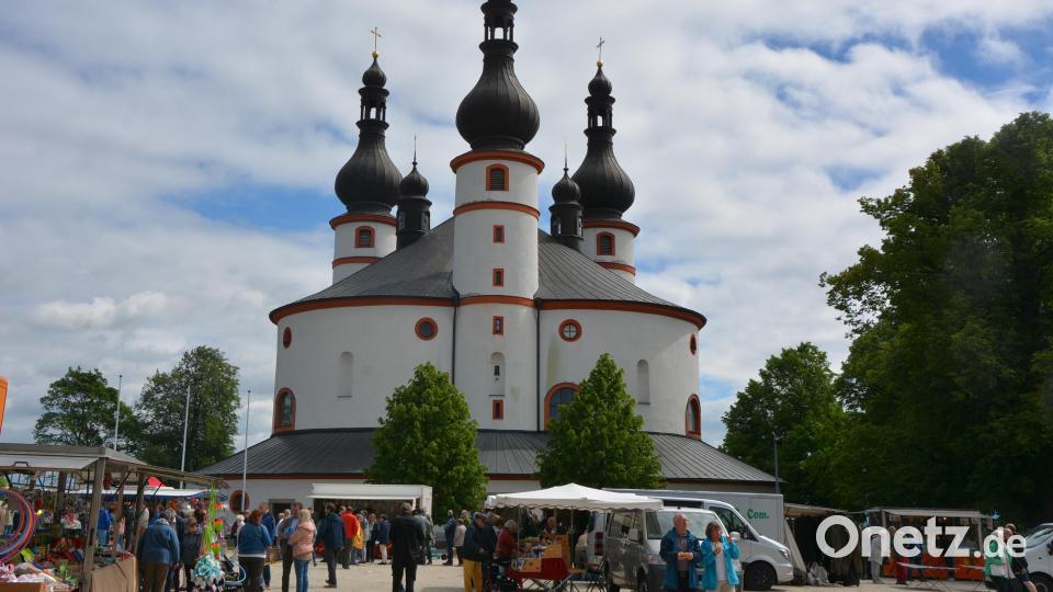 Nach dreijähriger Pause wurde an Christi Himmelfahrt wieder ein Kapplfest gefeiert. Rund um die Kirche luden Verkaufsstände zum flanieren ein. Bild: jr