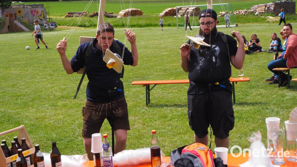 Es war gar nicht so einfach den Bierbecher am Galgen zum Mund zu bringen. Bild: wmi