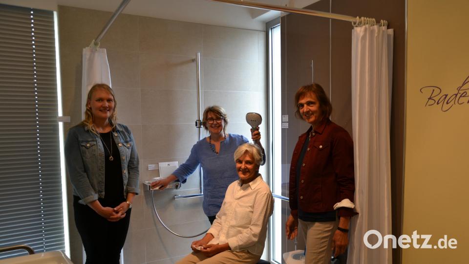 Die zertifizierte Wohnberaterin Isolde Guba und die drei neuen Ehrenamtlichen, Stefanie Baier (links), Carola Stöckl (sitzend) und Rita Mark (rechts), in der barrierefreien Dusche der Musterwohnung Tirschenreuth. Bild: Jennifer Bergmann
