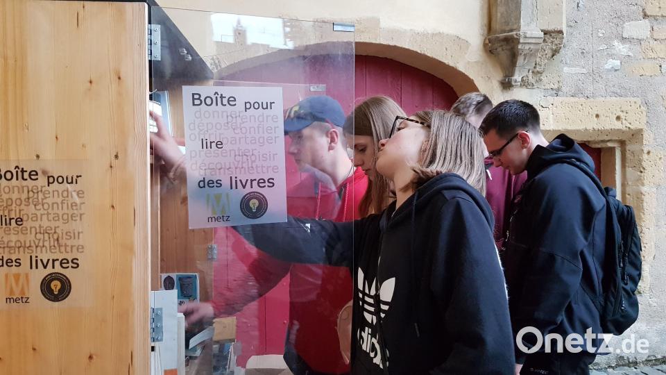 Die polnischen Jugendlichen durchforsten einen öffentlichen Bücherschran in Metz. Bild: Judith Lehner